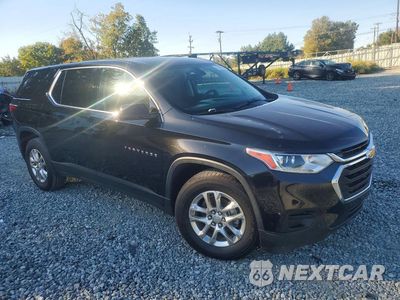 Czwarte zdjęcie samochodu z boku: 2020 CHEVROLET TRAVERSE LS VIN:1GNERFKW3LJ294225 - miniatura