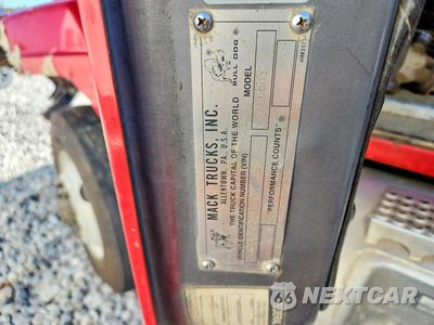 Zdjęcie 11 z 12 samochodu: 2001 MACK RB688S DUMP TRUCK VIN:1M2P324C11M060686 - miniatura