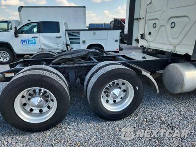 Zdjęcie 14 z 14 samochodu: 2018 FREIGHTLINER CASCADIA 125 SEMI TRUCK VIN:3AKJGLDR9JDJV8624 - miniatura