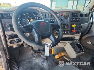 Zdjęcie 8 z 14 samochodu: 2018 PETERBILT 579 SEMI TRUCK VIN:1XPBDP9X4JD474046 - miniatura