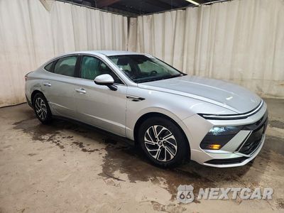 Czwarte zdjęcie samochodu z boku: 2026 HYUNDAI SONATA HYBRID BLUE VIN:KMHL24JJ5TA171195 - miniatura
