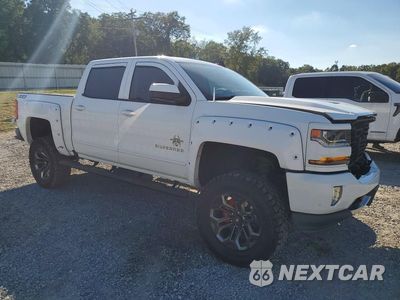 Czwarte zdjęcie samochodu z boku: 2018 CHEVROLET SILVERADO K1500 LT VIN:3GCUKREC5JG312640 - miniatura