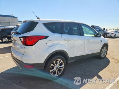 Trzecie zdjęcie samochodu z tyłu: 2019 FORD ESCAPE SE VIN:1FMCU0GD8KUA54986 - miniatura