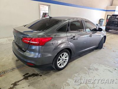 Trzecie zdjęcie samochodu z tyłu: 2016 FORD FOCUS SE VIN:1FADP3F21GL402809 - miniatura