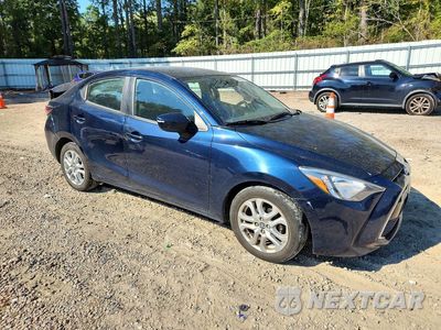 Czwarte zdjęcie samochodu z boku: 2018 TOYOTA YARIS IA BASE VIN:3MYDLBYV3JY317381 - miniatura