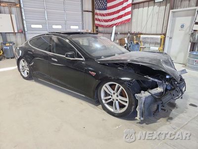 Czwarte zdjęcie samochodu z boku: 2013 TESLA MODEL S VIN:5YJSA1CP3DFP11770 - miniatura