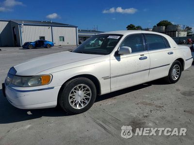 2000 LINCOLN TOWN CAR SIGNATURE 1LNHM82W9YY852895 - główne zdjęcie licytacji z USA - miniatura