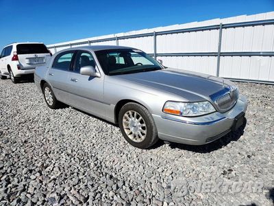 Czwarte zdjęcie samochodu z boku: 2006 LINCOLN TOWN CAR SIGNATURE VIN:1LNHM81W16Y600914 - miniatura