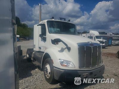 Czwarte zdjęcie samochodu z boku: 2018 PETERBILT 579 SEMI TRUCK VIN:1XPBA48X7JD477922 - miniatura