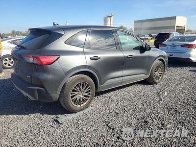 Trzecie zdjęcie samochodu z tyłu: 2020 FORD ESCAPE S VIN:1FMCU0F68LUA57262 - miniatura