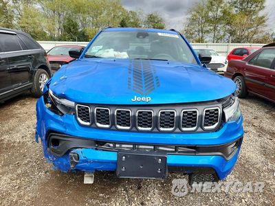 Piąte zdjęcie samochodu w środku: 2025 JEEP COMPASS LATITUDE VIN:3C4NJDBN8ST515059 - miniatura
