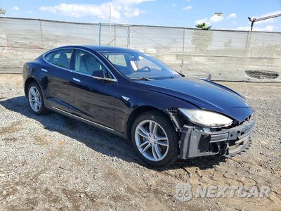 Czwarte zdjęcie samochodu z boku: 2015 TESLA MODEL S 85D VIN:5YJSA1H29FFP70869 - miniatura