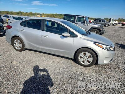 Czwarte zdjęcie samochodu z boku: 2017 KIA FORTE LX VIN:3KPFK4A77HE027061 - miniatura