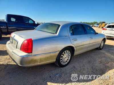 Trzecie zdjęcie samochodu z tyłu: 2004 LINCOLN TOWN CAR EXECUTIVE VIN:1LNHM81W14Y644733 - miniatura