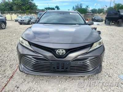 Piąte zdjęcie samochodu w środku: 2018 TOYOTA CAMRY XLE VIN:4T1B11HK8JU014056 - miniatura