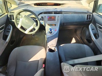 Zdjęcie 8 z 12 samochodu: 2013 TOYOTA PRIUS THREE VIN:JTDKN3DU6D5660772 - miniatura