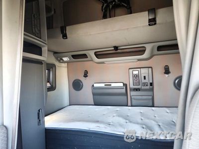 Zdjęcie 10 z 13 samochodu: 2019 VOLVO VNL SEMI TRUCK VIN:4V4NC9TJ0KN212462 - miniatura