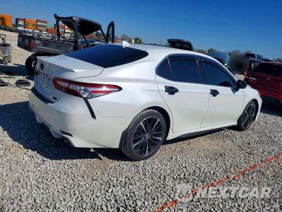 Trzecie zdjęcie samochodu z tyłu: 2020 TOYOTA CAMRY XSE VIN:4T1K61AK1LU944587 - miniatura