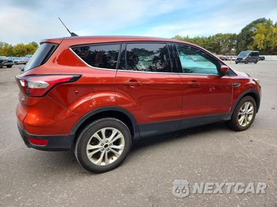 Trzecie zdjęcie samochodu z tyłu: 2019 FORD ESCAPE SE VIN:1FMCU9GD5KUC54356 - miniatura