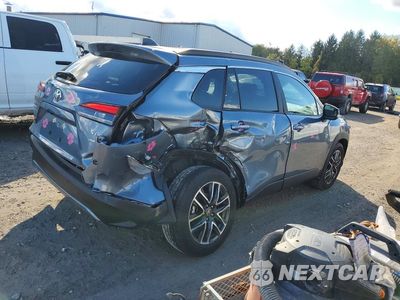 Trzecie zdjęcie samochodu z tyłu: 2026 TOYOTA COROLLA CROSS XLE VIN:7MUDAABG3TV201848 - miniatura