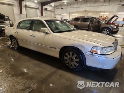 Czwarte zdjęcie samochodu z boku: 2003 LINCOLN TOWN CAR CARTIER VIN:1LNHM83W73Y690062 - miniatura