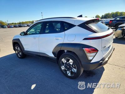 Drugie zdjęcie samochodu z przodu: 2025 HYUNDAI KONA SEL VIN:KM8HBCAB5SU240151 - miniatura