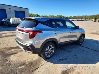 Trzecie zdjęcie samochodu z tyłu: 2024 KIA SELTOS LX VIN:KNDEPCAA9R7516355 - miniatura