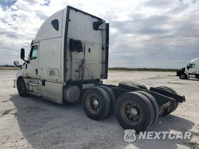 Drugie zdjęcie samochodu z przodu: 2022 FREIGHTLINER CASCADIA 126 SEMI TRUCK VIN:1FUJHHDV0NLNH9941 - miniatura