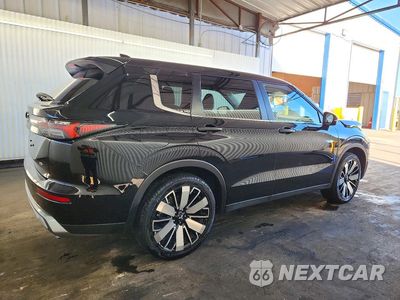 Trzecie zdjęcie samochodu z tyłu: 2025 MITSUBISHI OUTLANDER SE VIN:JA4J4VA83SZ043105 - miniatura
