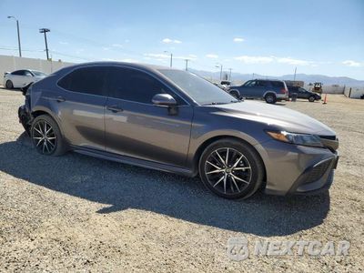 Czwarte zdjęcie samochodu z boku: 2023 TOYOTA CAMRY HYBRID SE VIN:4T1S31AK1PU055965 - miniatura