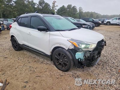 Czwarte zdjęcie samochodu z boku: 2020 NISSAN KICKS SR VIN:3N1CP5DVXLL547377 - miniatura