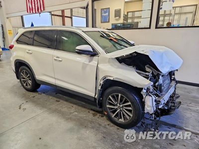 Czwarte zdjęcie samochodu z boku: 2019 TOYOTA HIGHLANDER XLE VIN:5TDKZRFH1KS333016 - miniatura