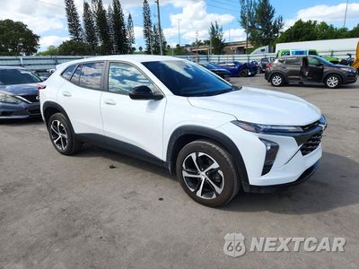 Czwarte zdjęcie samochodu z boku: 2024 CHEVROLET TRAX 1RS VIN:KL77LGE2XRC018202 - miniatura