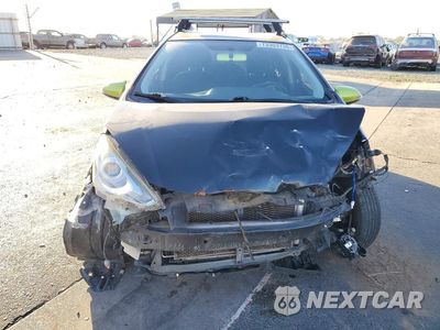 Piąte zdjęcie samochodu w środku: 2016 TOYOTA PRIUS C PERSONA SPECIAL EDITION VIN:JTDKDTB31G1116186 - miniatura