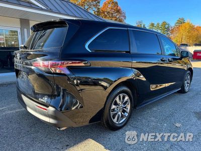 Czwarte zdjęcie samochodu z boku: 2023 TOYOTA SIENNA LE VIN:5TDKSKFC0PS083629 - miniatura
