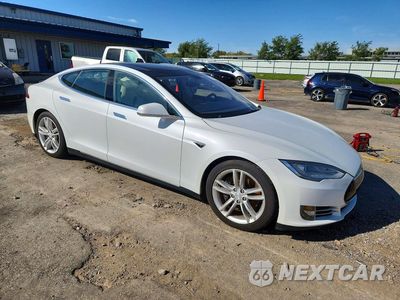 Czwarte zdjęcie samochodu z boku: 2013 TESLA MODEL S VIN:5YJSA1DP2DFP10348 - miniatura