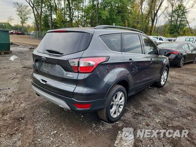 Trzecie zdjęcie samochodu z tyłu: 2018 FORD ESCAPE SE VIN:1FMCU0G94JUB62564 - miniatura