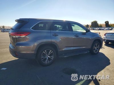 Trzecie zdjęcie samochodu z tyłu: 2019 TOYOTA HIGHLANDER LE VIN:5TDZARFH5KS049913 - miniatura