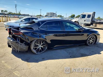 Trzecie zdjęcie samochodu z tyłu: 2024 TOYOTA CAMRY HYBRID SE VIN:4T1G31AK1RU064772 - miniatura