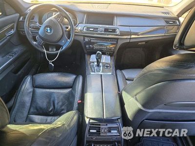 Zdjęcie 8 z 12 samochodu: 2013 BMW 750 XI VIN:WBAYB6C50DD223660 - miniatura