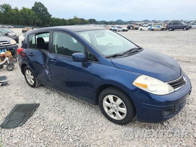 Czwarte zdjęcie samochodu z boku: 2012 NISSAN VERSA 1.8 S VIN:3N1BC1CP9CK270908 - miniatura