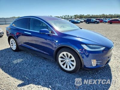 Czwarte zdjęcie samochodu z boku: 2017 TESLA MODEL X VIN:5YJXCDE24HF049013 - miniatura