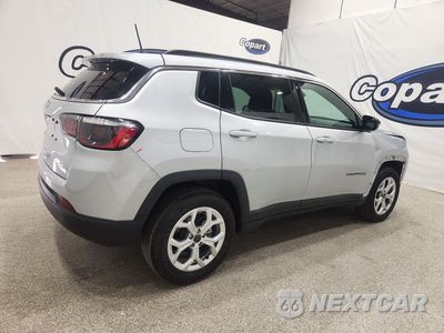 Trzecie zdjęcie samochodu z tyłu: 2025 JEEP COMPASS LATITUDE VIN:3C4NJDBN0ST620405 - miniatura