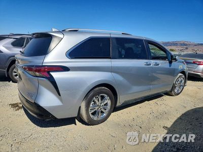 Trzecie zdjęcie samochodu z tyłu: 2023 TOYOTA SIENNA PLATINUM 7-PASSENGER VIN:5TDESKFC2PS090675 - miniatura