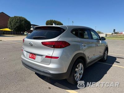 Czwarte zdjęcie samochodu z boku: 2020 HYUNDAI TUCSON SE VIN:KM8J2CA44LU131510 - miniatura