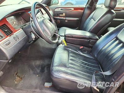 Zdjęcie 7 z 12 samochodu: 2004 LINCOLN TOWN CAR EXECUTIVE VIN:1LNHM81W44Y645195 - miniatura