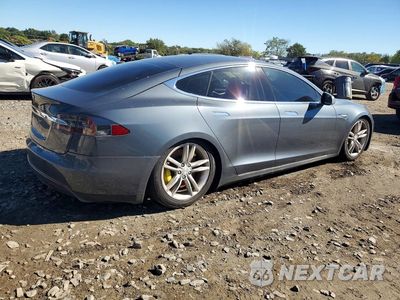 Trzecie zdjęcie samochodu z tyłu: 2013 TESLA MODEL S VIN:5YJSA1BC2DFP11208 - miniatura