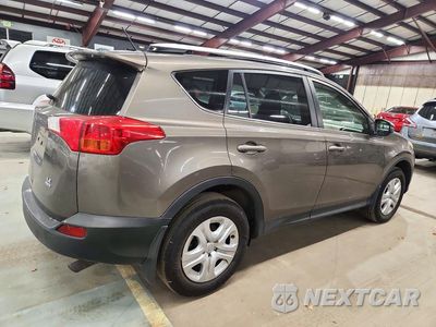 Trzecie zdjęcie samochodu z tyłu: 2015 TOYOTA RAV4 LE VIN:JTMBFREV6FD148705 - miniatura