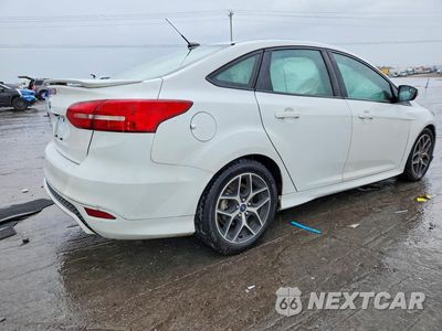 Trzecie zdjęcie samochodu z tyłu: 2016 FORD FOCUS SE VIN:1FADP3F23GL279482 - miniatura