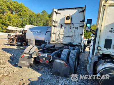 Trzecie zdjęcie samochodu z tyłu: 2018 FREIGHTLINER CASCADIA 125 SEMI TRUCK VIN:3AKJGLDR6JSHG6370 - miniatura